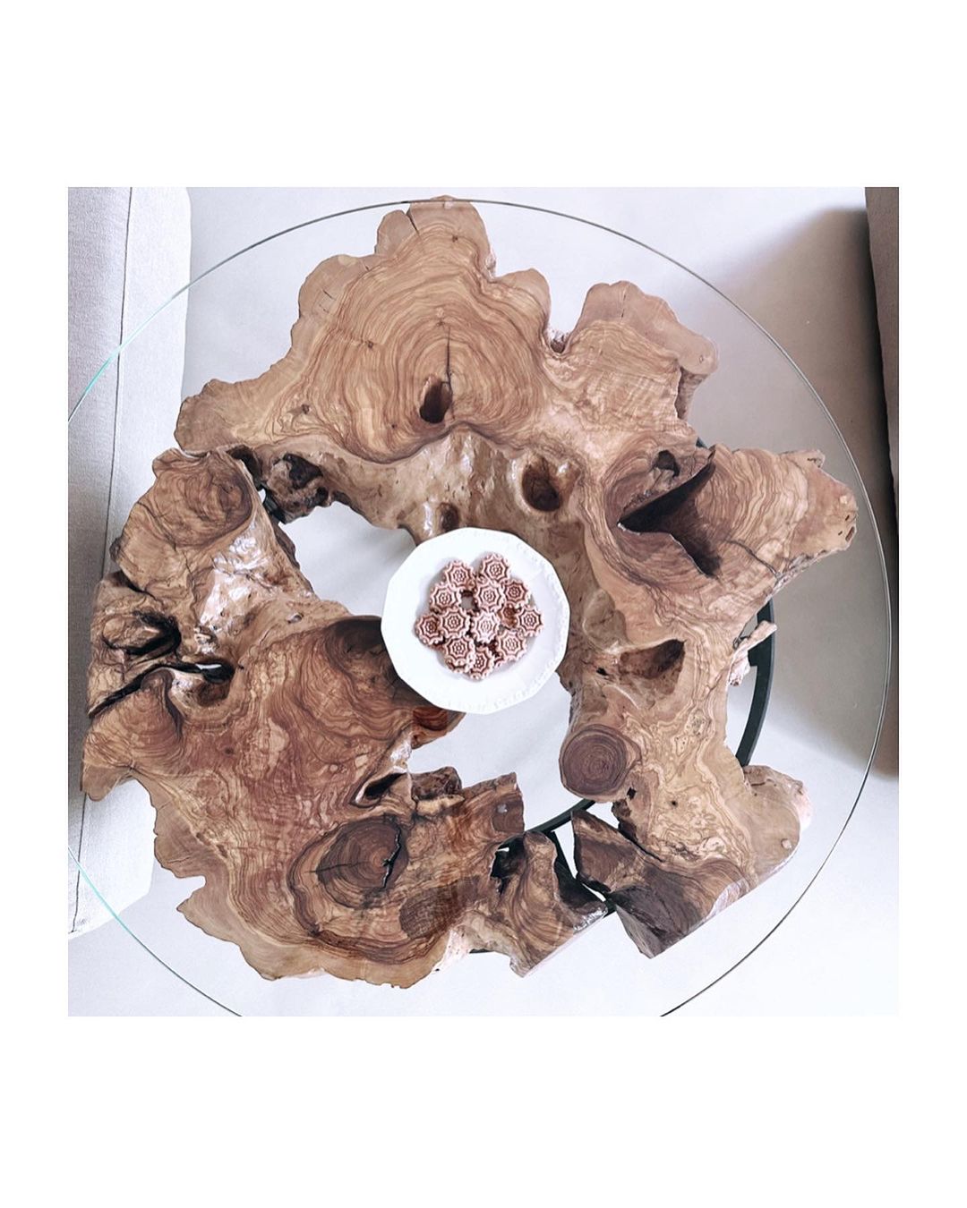 stół z drewna i szkła