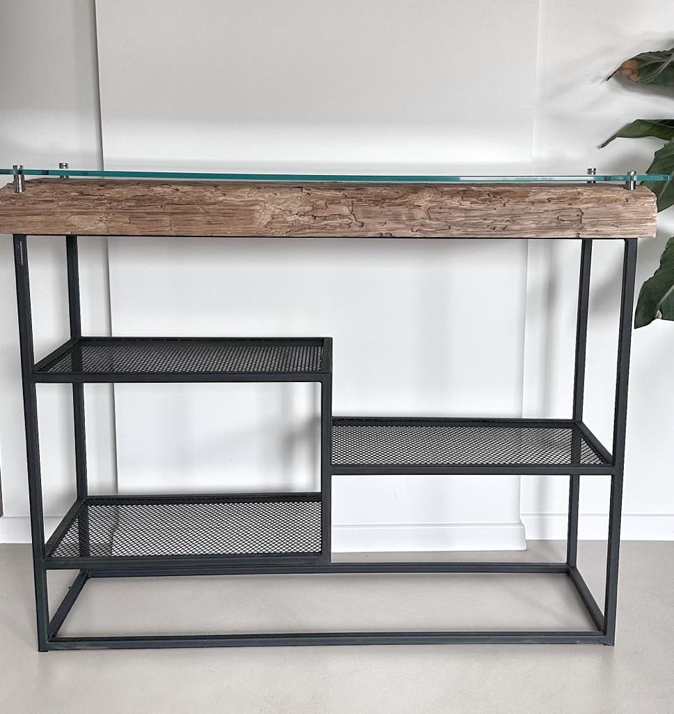 drewniana konsola z metalowymi pułkami