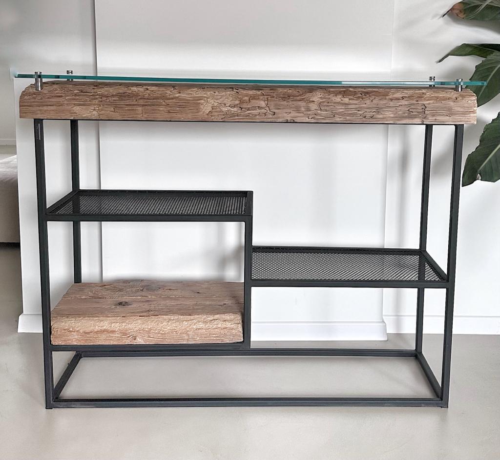 drewniana konsola z metalowymi pułkami