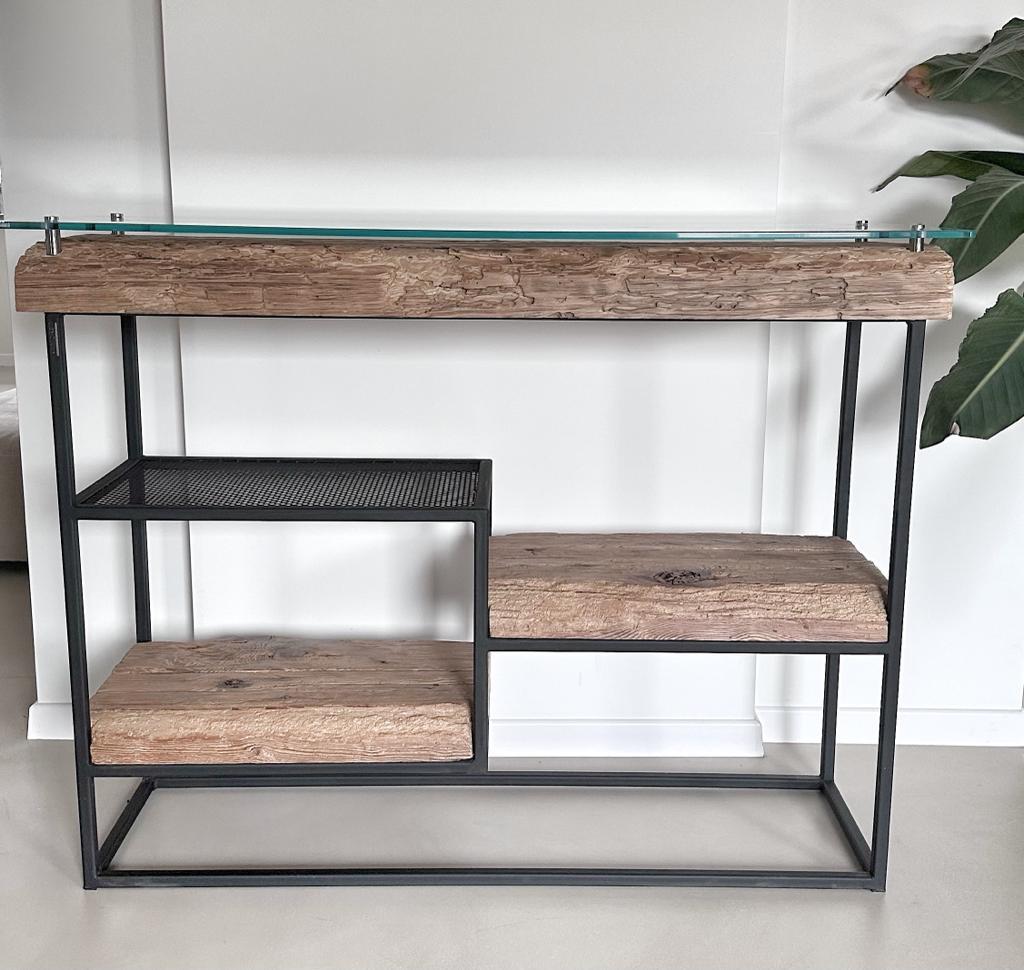 drewniana konsola z metalowymi pułkami