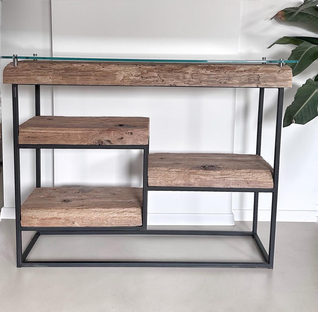 drewniana konsola z metalowymi pułkami