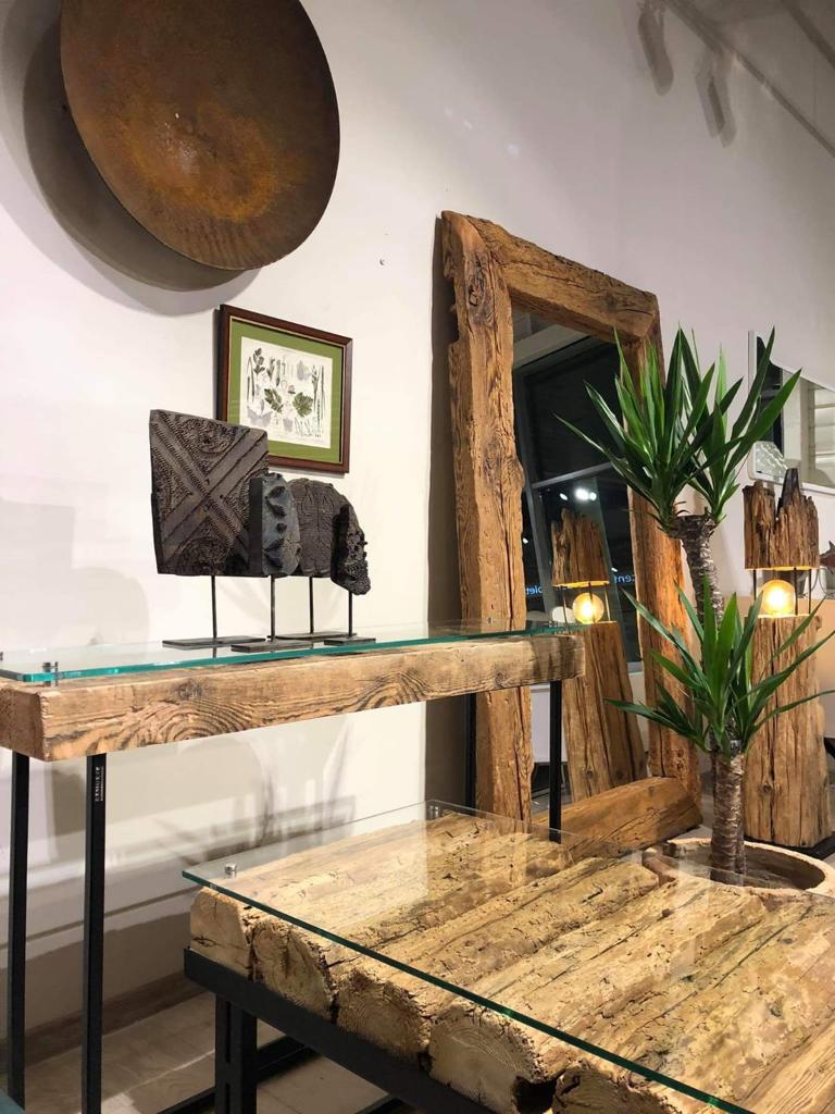 drewniana konsola z metalowymi pułkami