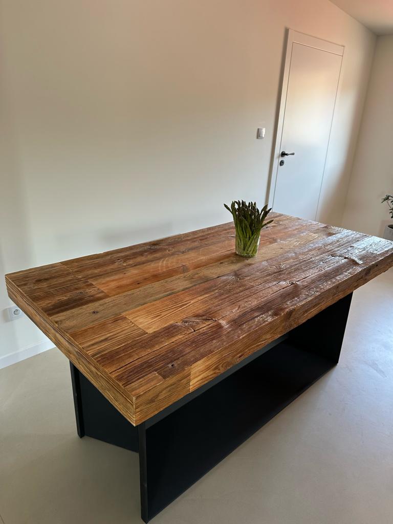 Drewniany stół z metalowymi nogami