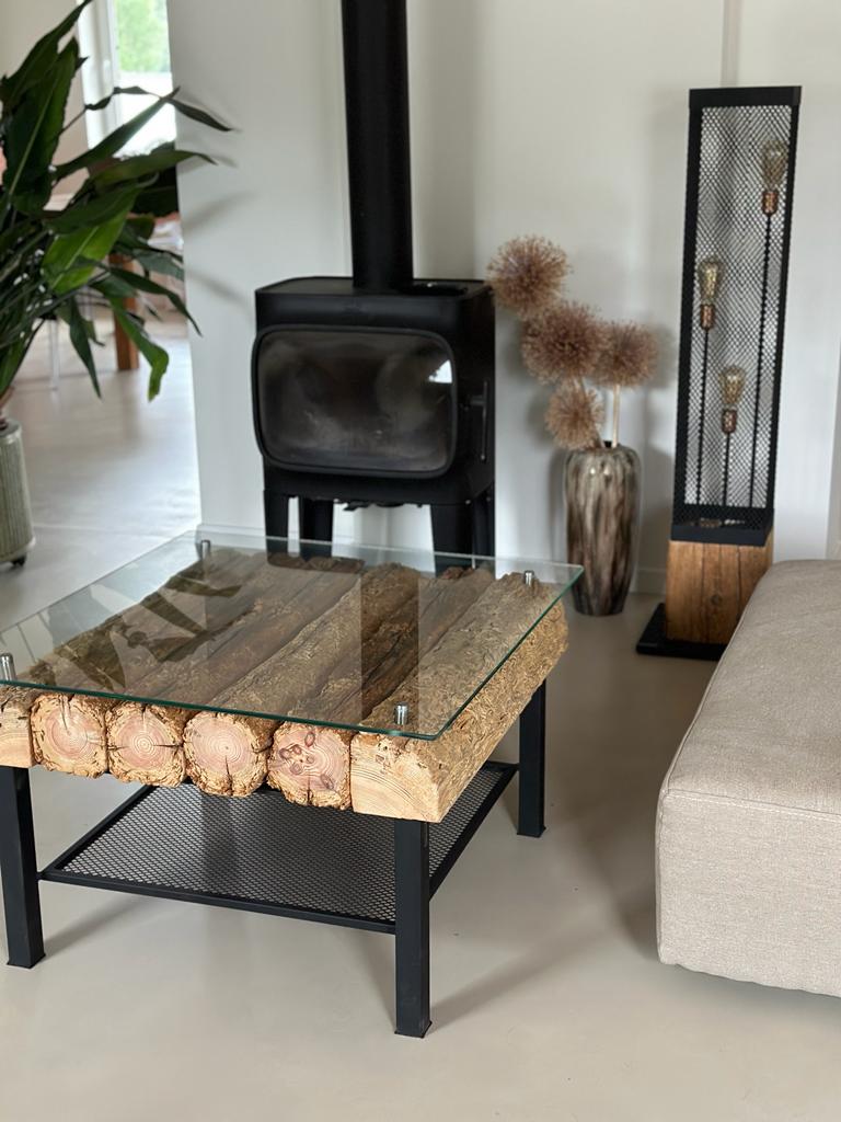 drewniana ława z szklanym blatem