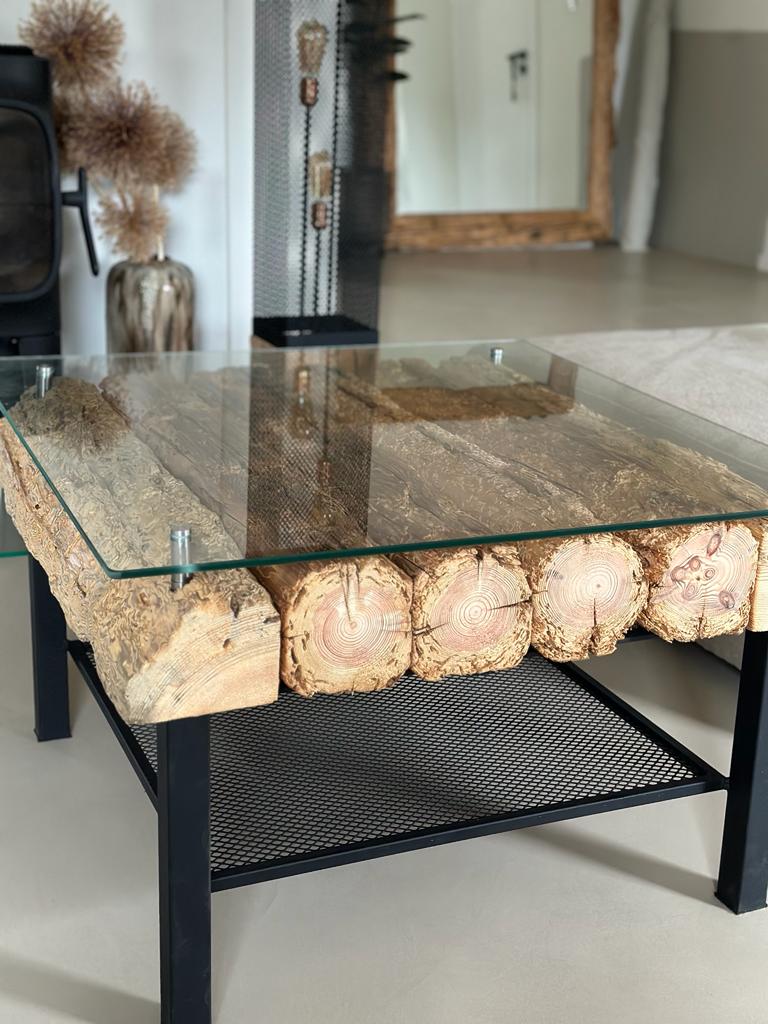 drewniana ława z szklanym blatem